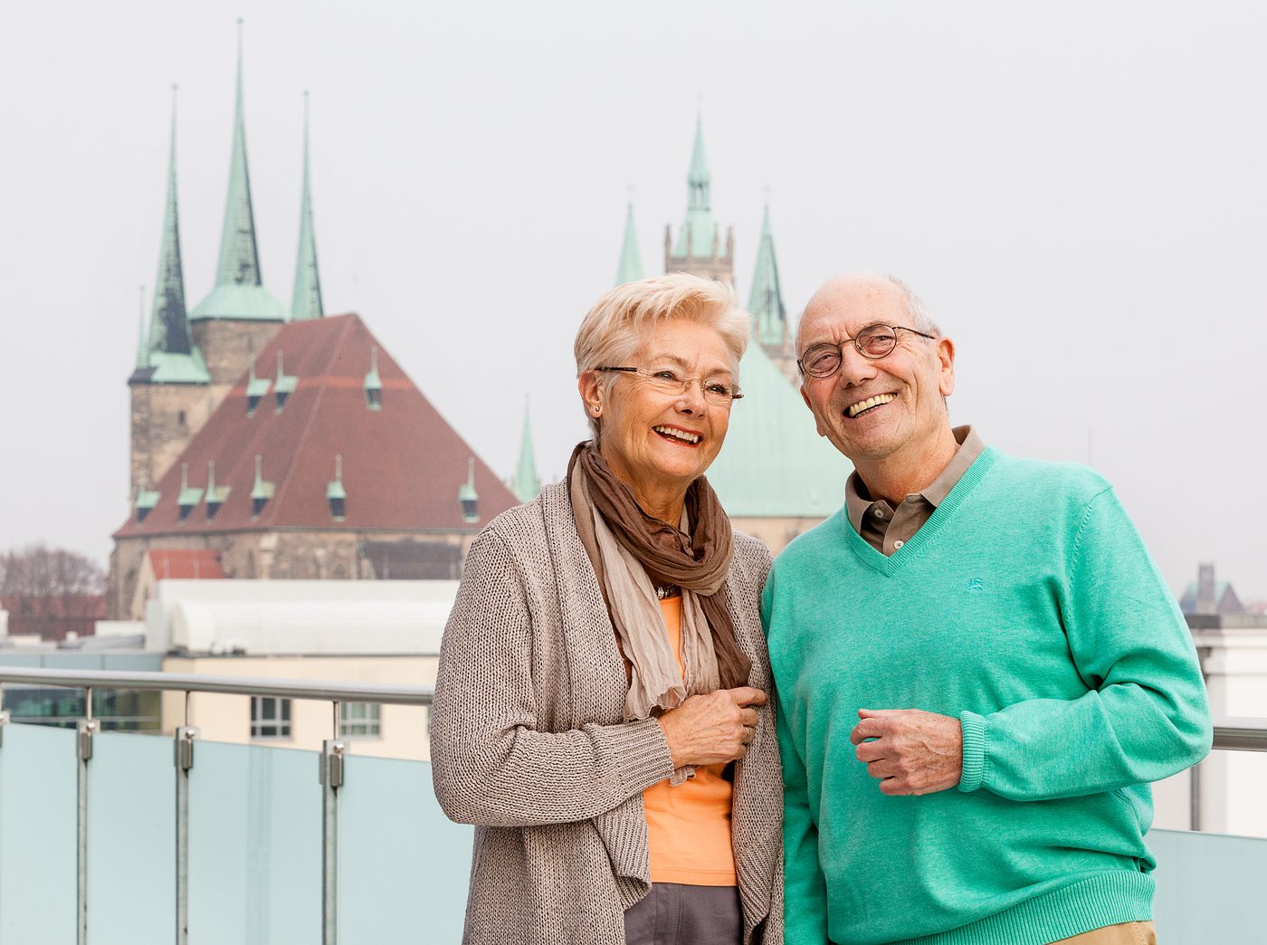 Gisela R. und Helmut B. auf dem Balkon mit Blick auf den Erfurter Dom