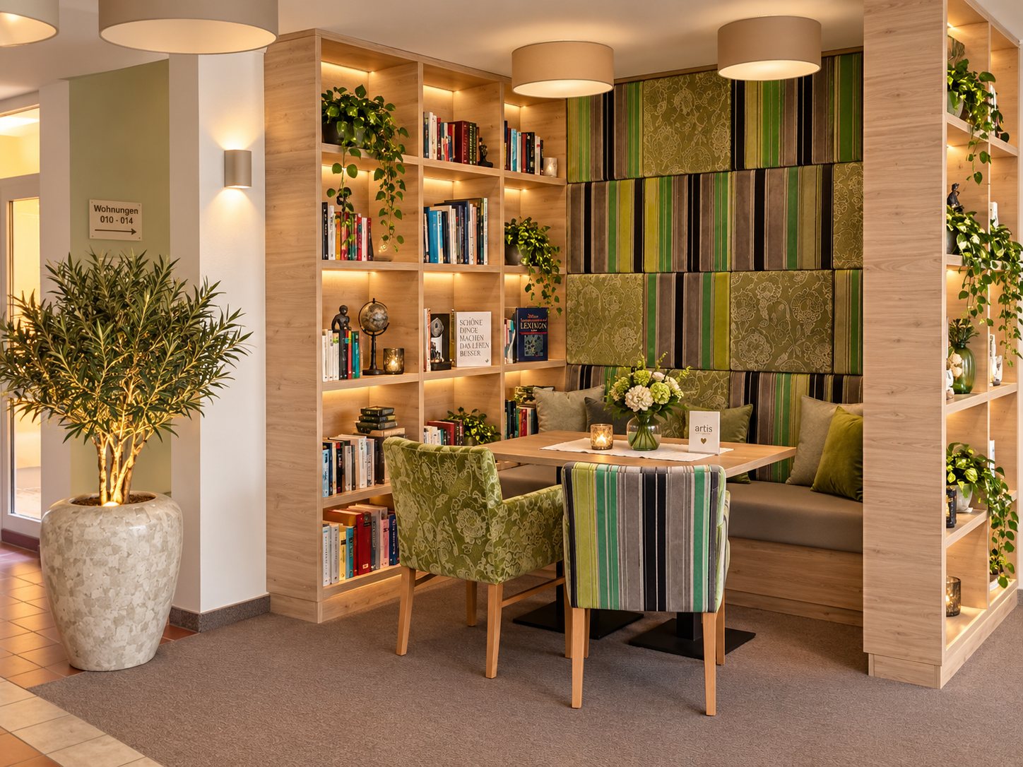 Lese-Ecke mit Bibliothek